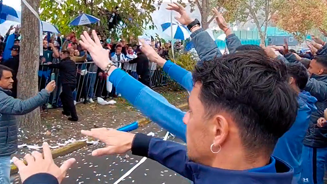 Hinchas despidieron al plantel de U. Católica antes del viaje a Concepción