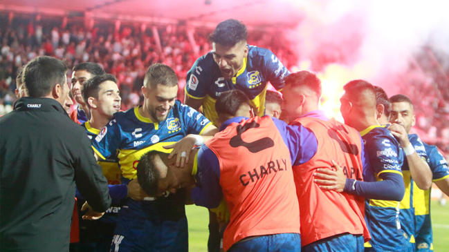 Everton consiguió su primera victoria como visitante a costa de Curicó Unido