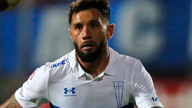 Hinchas de U. de Chile dedicaron pifias a Eugenio Mena