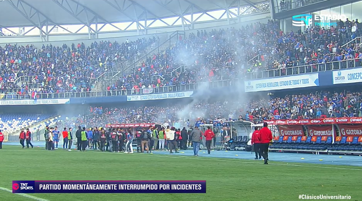 Seguidores de U. de Chile detuvieron a antisocial en el “Ester Roa” y lo entregaron a Carabineros