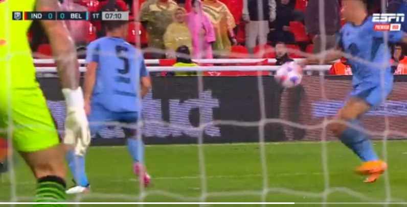 Alex Ibacache cometió una mano en el área y complicó a Belgrano ante Independiente