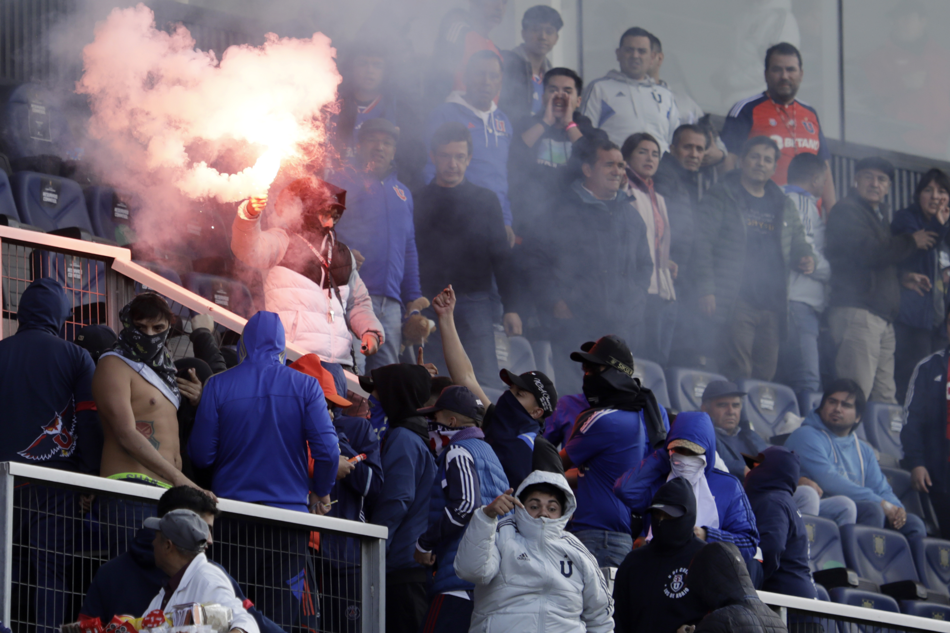 Disturbios en el clásico universitario dejaron 22 detenidos: Uno es funcionario de Gendarmería