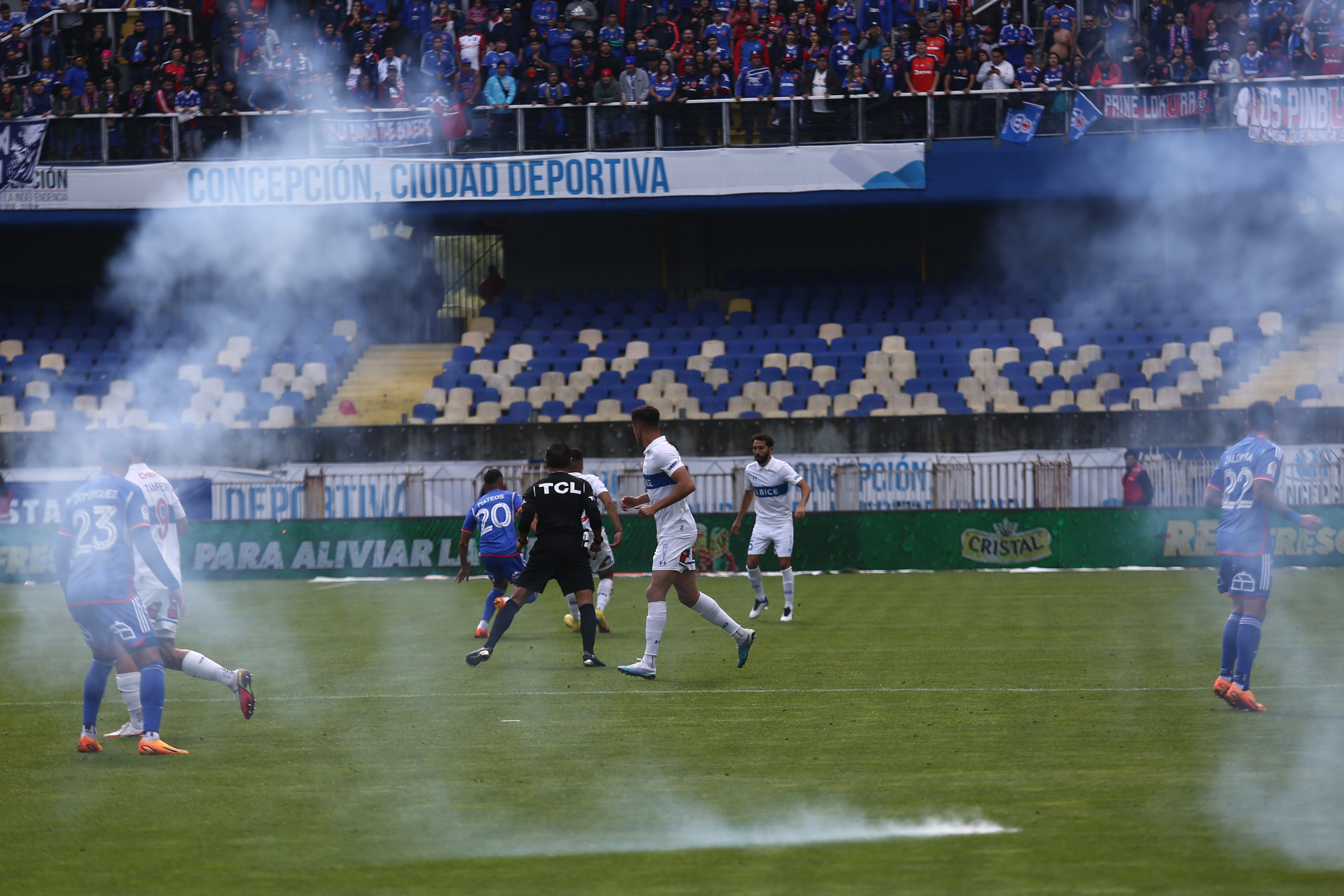 Resumen: El clásico universitario fue suspendido por incidentes y Colo Colo se llenó de dudas