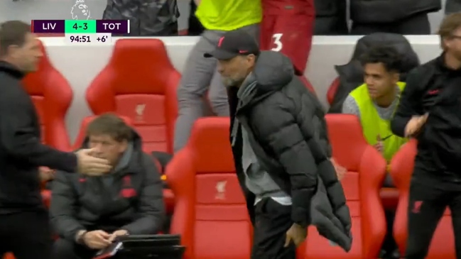 La celebración de Klopp en Liverpool: Le gritó un gol al cuarto árbitro y se lesionó