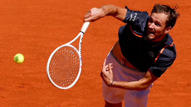 Medvedev venció con dificultades a Shevchenko y sigue acomodándose a la arcilla de Madrid