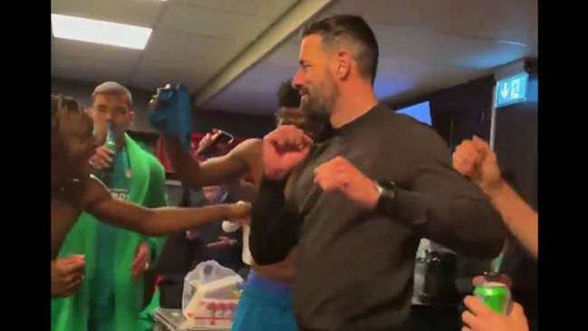 ¡Sacó los pasos prohibidos! El baile de Ruud van Nistelrooy tras ganar su primer título con PSV