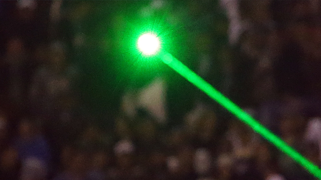 Individuo que apuntó con láser a un jugador fue detenido por las autoridades