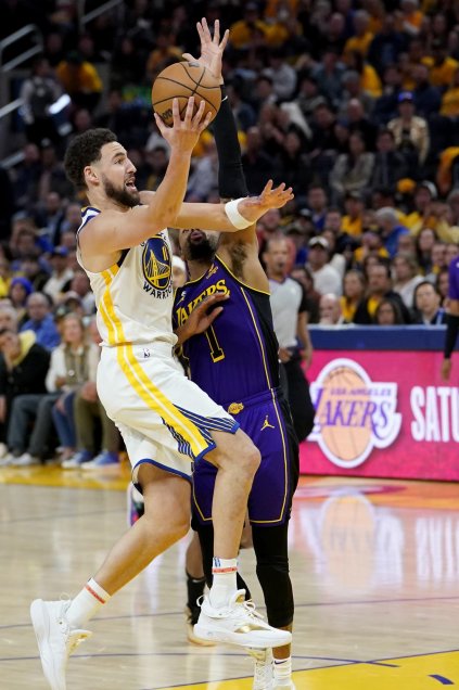 Golden State dio un golpe de autoridad e igualó la serie ante Los Angeles Lakers