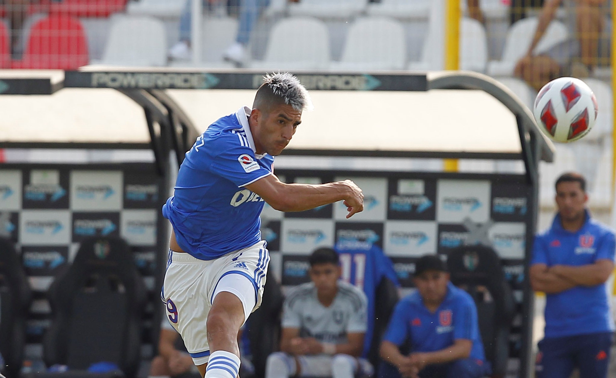 Nueva preocupación para la U: Leandro Fernández abandonó con molestias la práctica