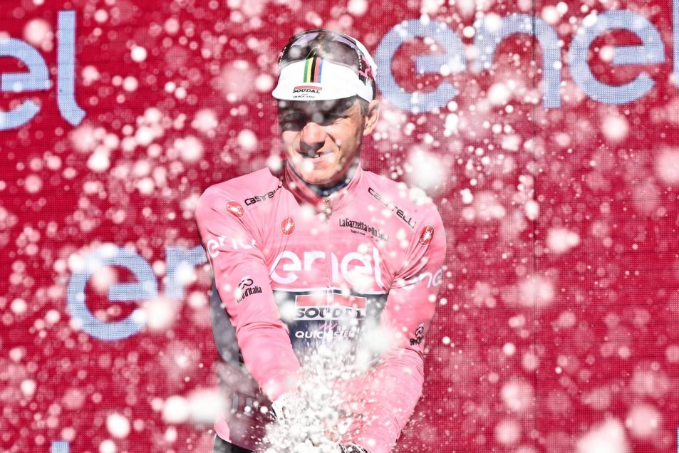 Remco Evenepoel fue el primero en vestir la “Maglia Rosa” en el Giro de Italia 2023