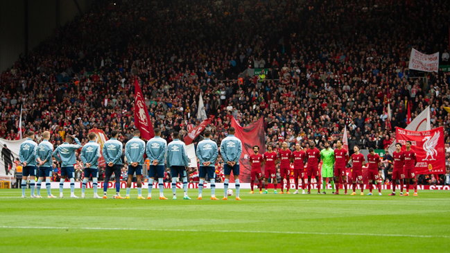 [VIDEO] La barra de Liverpool abucheó el “God save the King” antes del duelo con Brentford