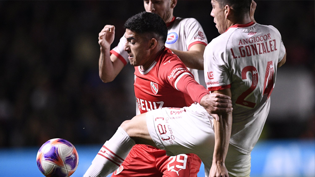 Argentinos Juniors reaccionó cerca del final para rescatar un empate contra Independiente