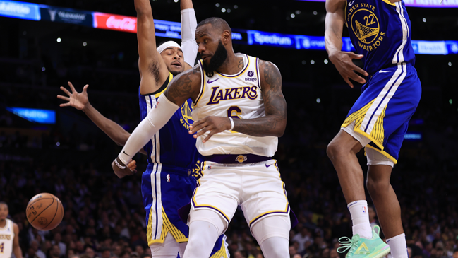 Los Angeles Lakers ganó y retomó la ventaja en su serie contra Golden State Warriors