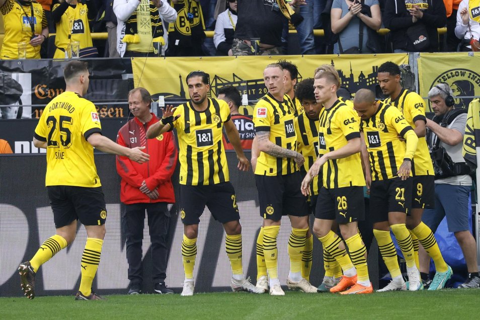 Borussia Dortmund humilló con seis goles a Wolfsburgo y sigue a la caza de Bayern Munich