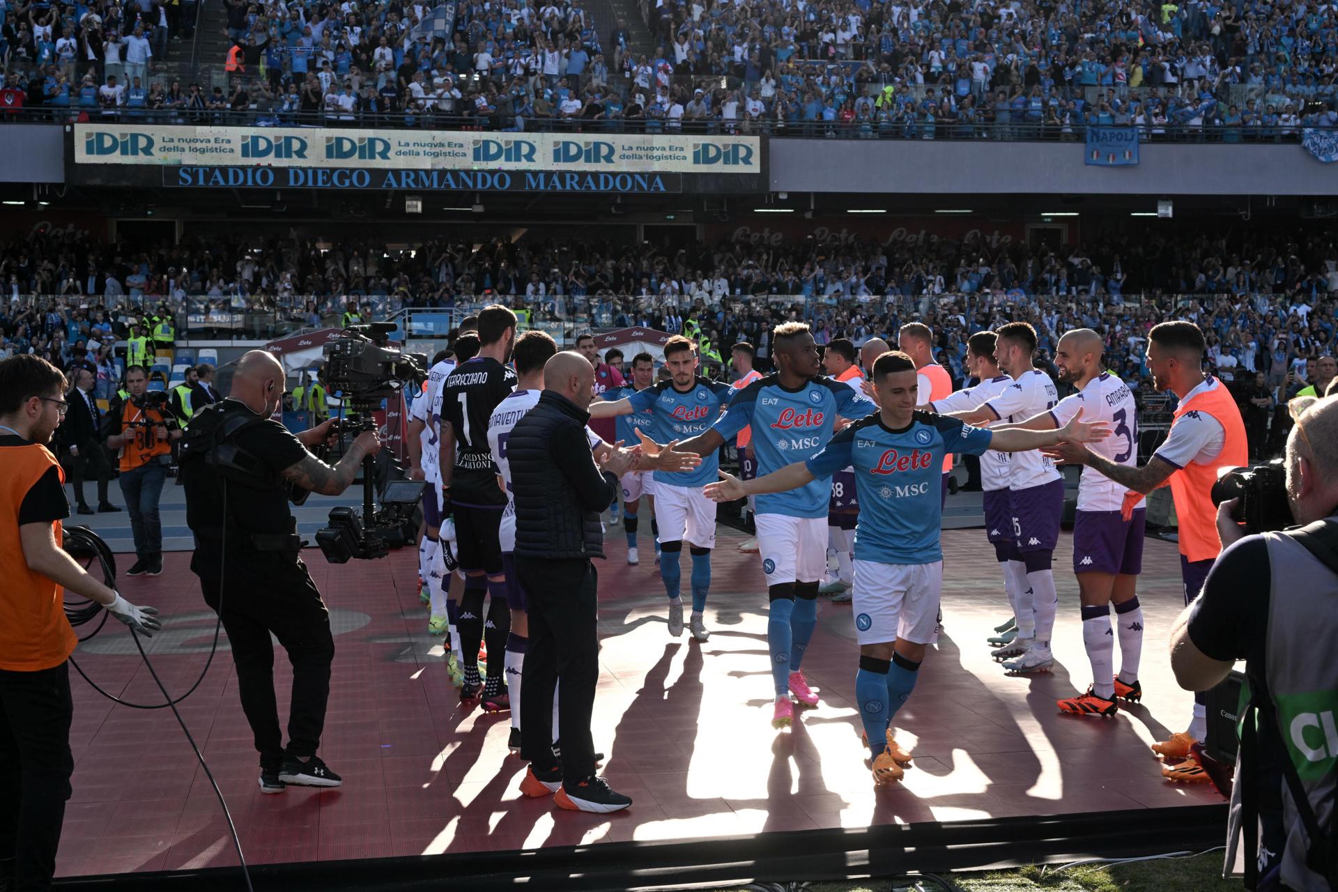 El pasillo de honor de Fiorentina a Napoli por la conquista del título en la Serie A
