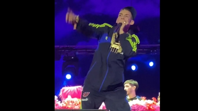 El popular cantante L-Gante realizó presentación con buzo de Universidad de Chile