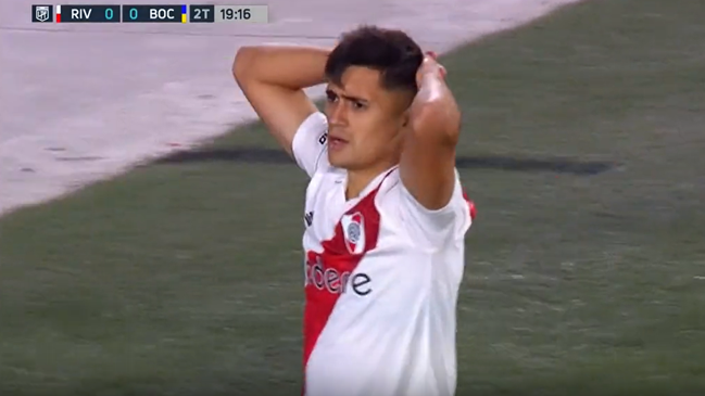 [VIDEO] Pablo Solari remeció el arco de Boca Juniors con un tiro al palo en el superclásico argentino