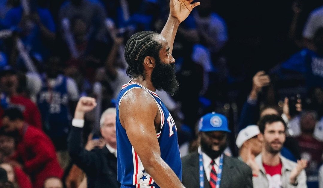 Philadelphia 76ers necesitó 42 puntos de Harden y una prórroga para igualar la serie con los Celtics
