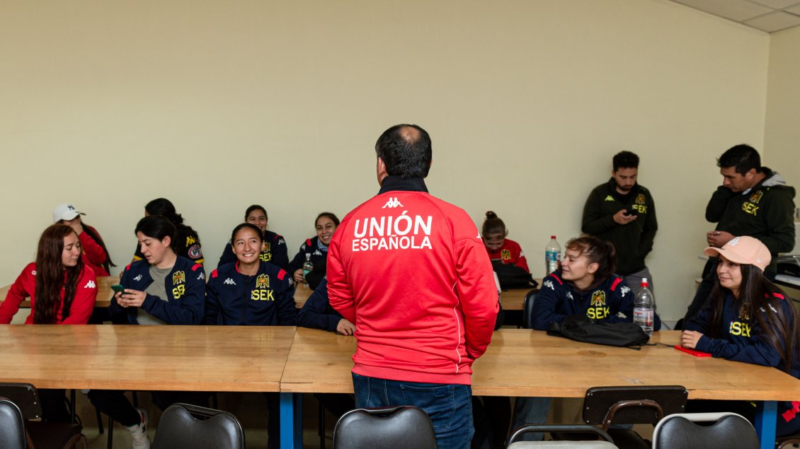 Categorías formativas y plantel femenino de U. Española participaron en charla de ciberseguridad