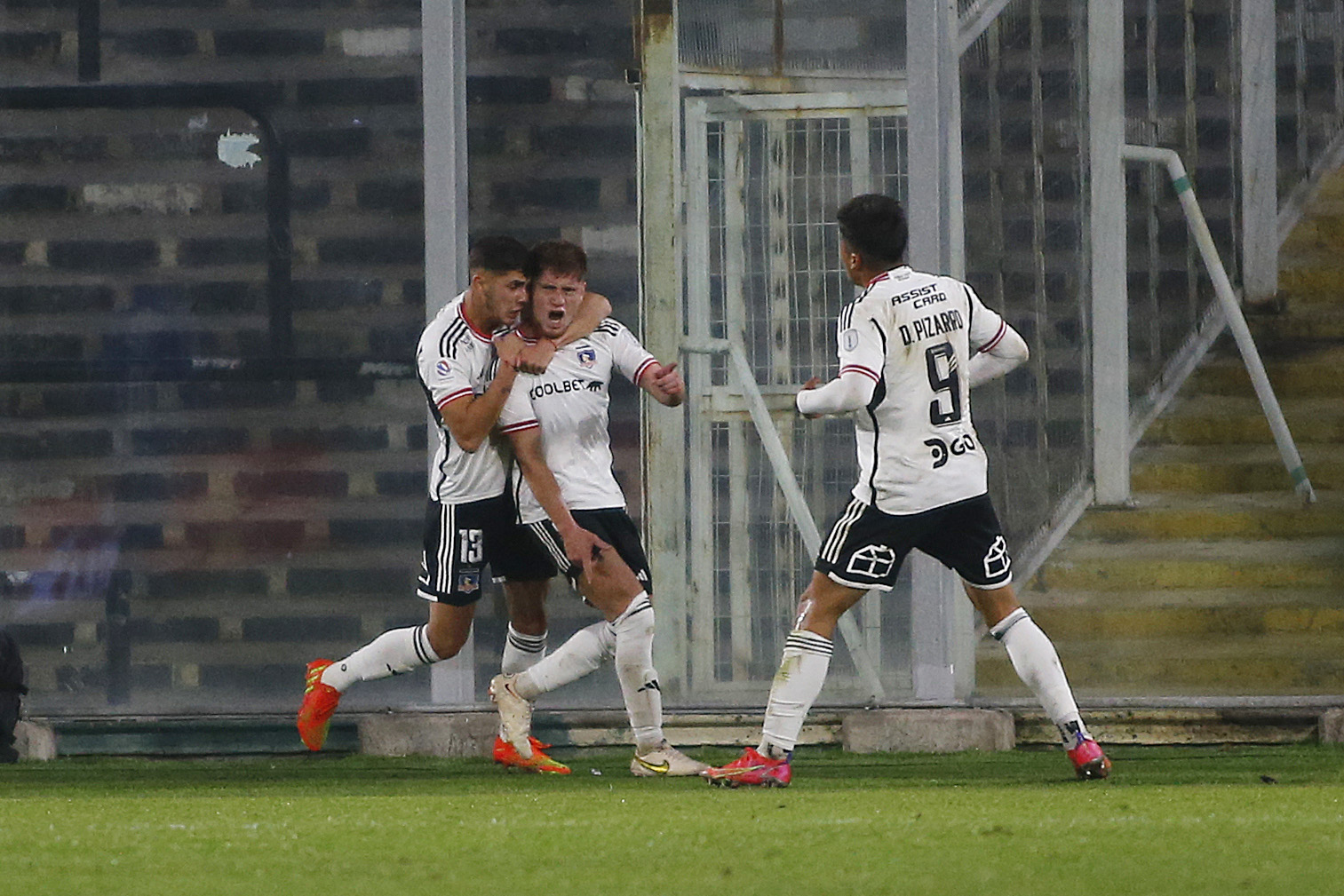 Gil apareció en el área y con un cabezazo dio ventaja a Colo Colo ante Audax Italiano