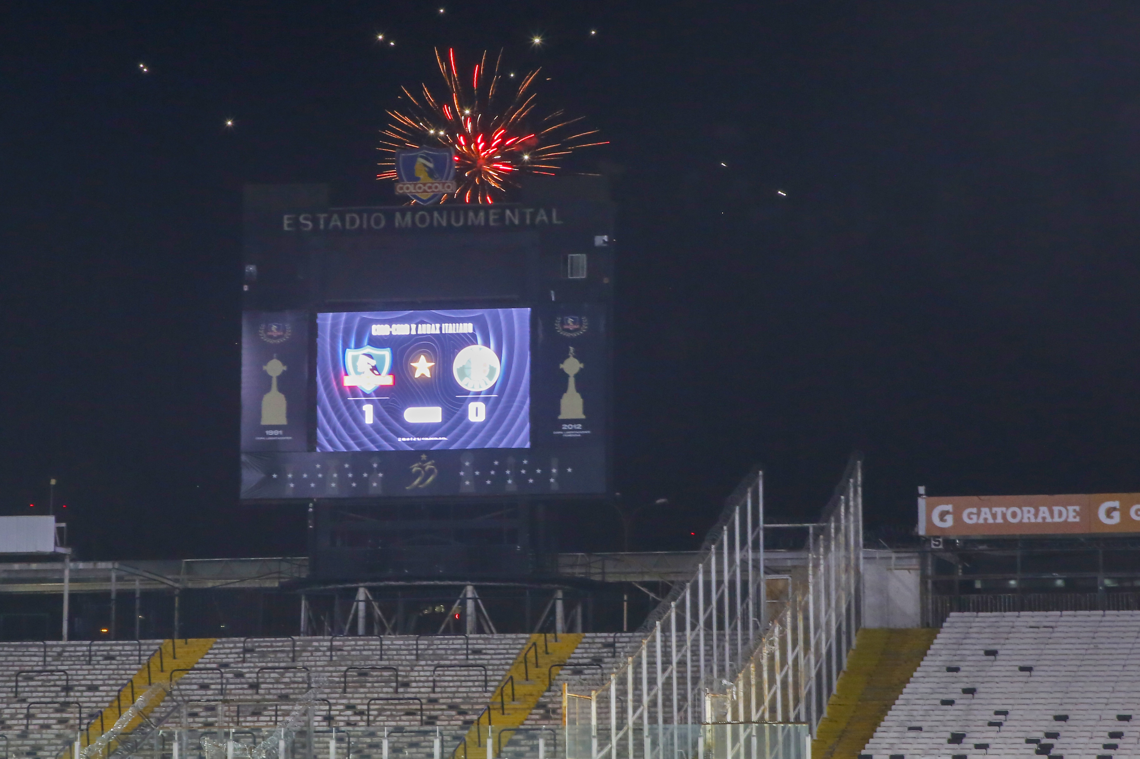 Barristas celebraron el gol de Gil a Audax Italiano con pirotecnia afuera del Monumental