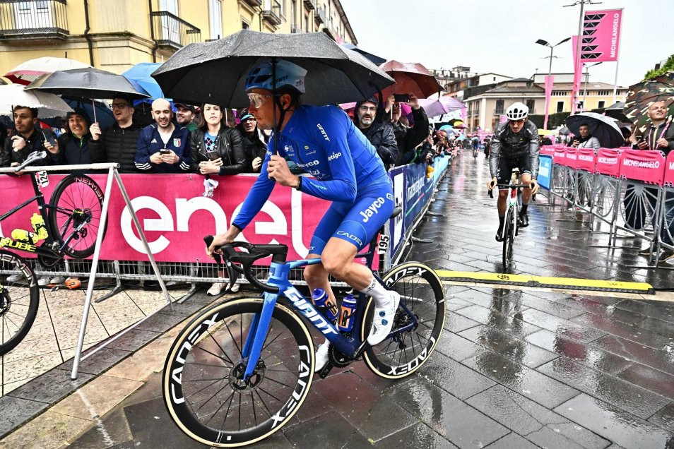 Andreas Leknessund mantuvo la maglia rosa en una etapa marcada por las caídas