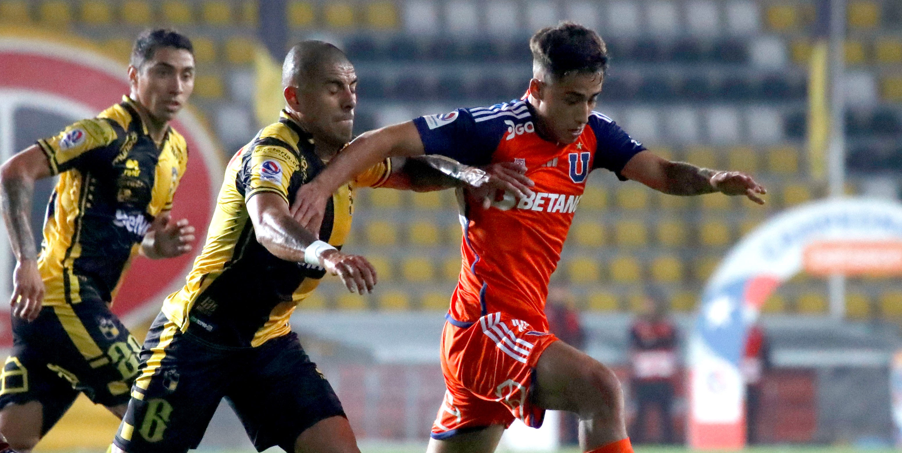 Lucas Assadi fue expulsado en la caída de la U ante Coquimbo