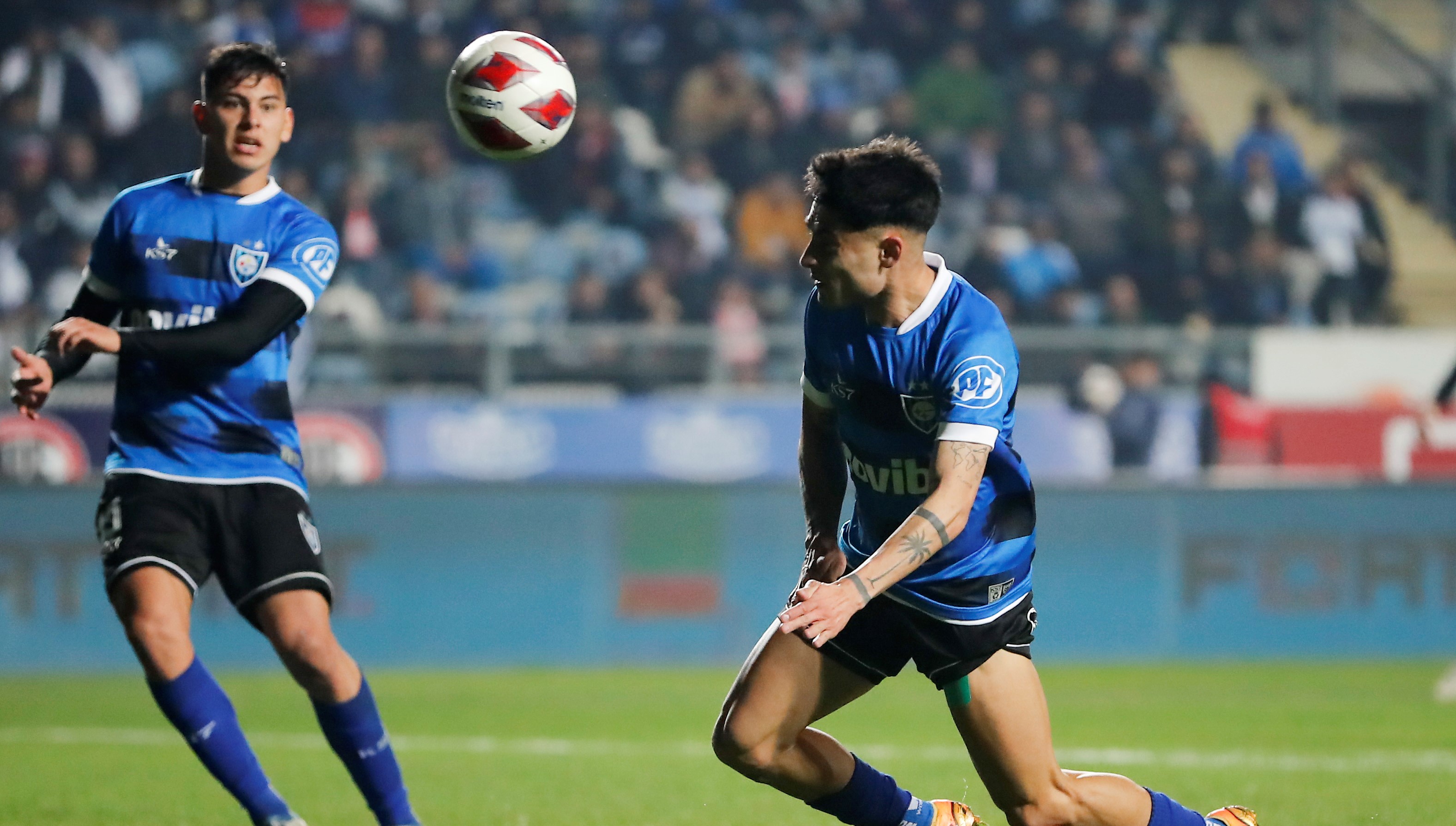 Huachipato reaccionó y recuperó la ventaja ante la UC con un golazo de Javier Altamirano