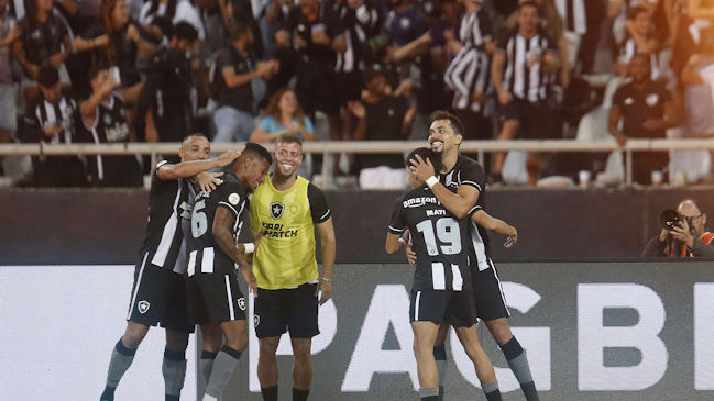 Botafogo arrasó con Corinthians y se mantuvo como líder invicto del Brasileirao