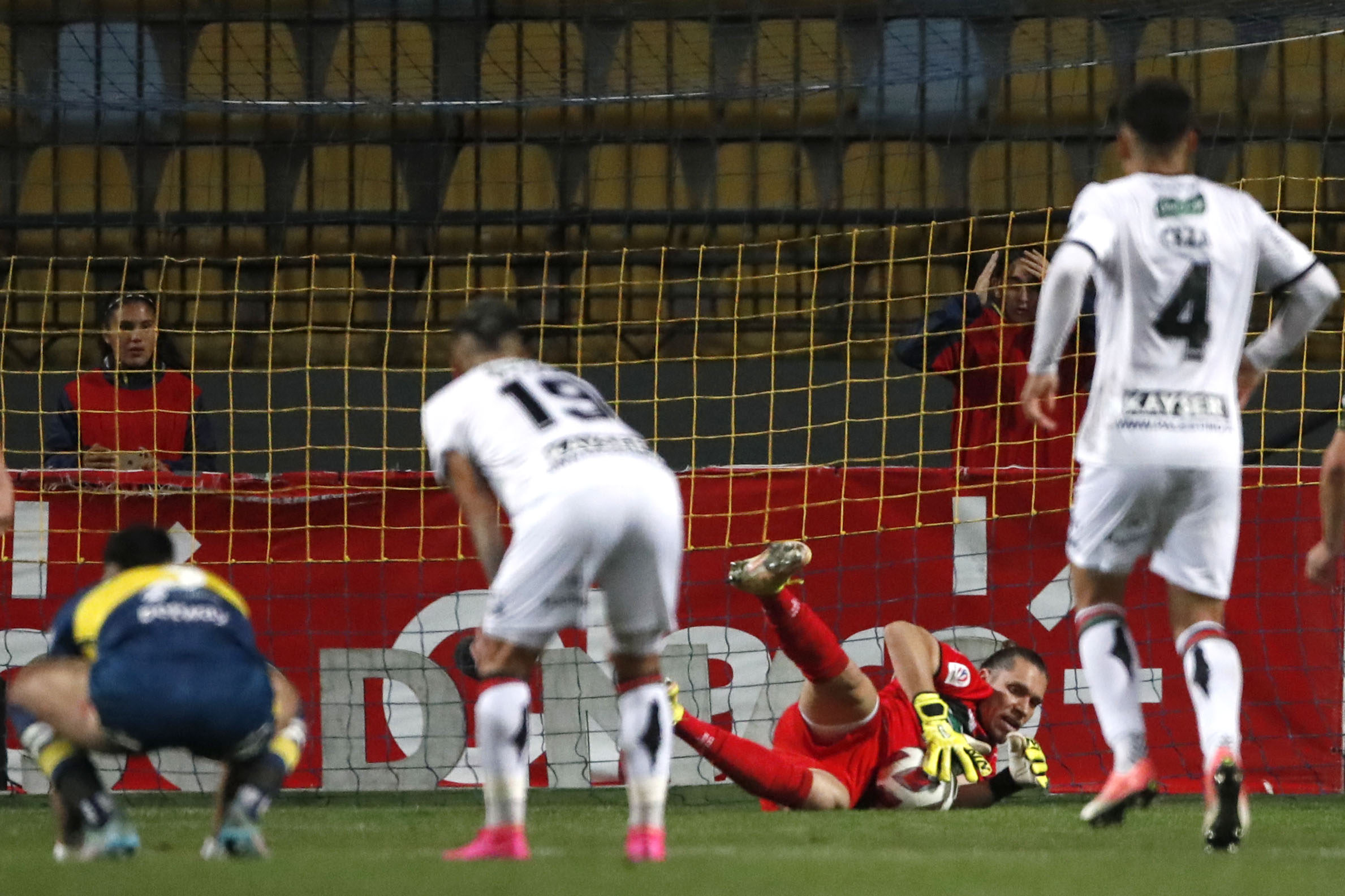 ¡Pasó de todo! Rigamonti atajó un polémico penal en dramático final del Everton-Palestino