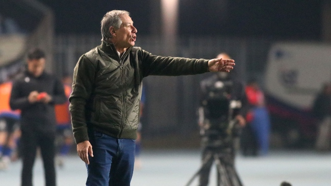 Diario aseguró que la UC evaluará a Ariel Holan tras la primera rueda