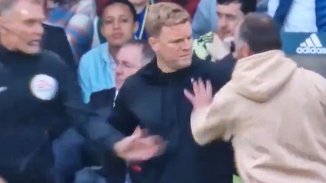 Hincha ingresó a la cancha y empujó a DT en la Premier League