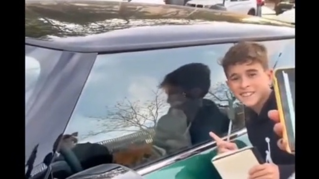 Figura de Barcelona se llevó repudió por negarle una fotografía a un niño