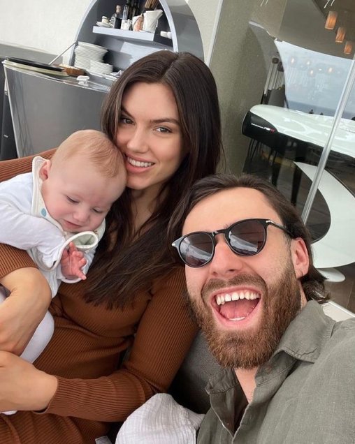 Ben Brereton y su familia siguen en modo vacaciones en Ibiza