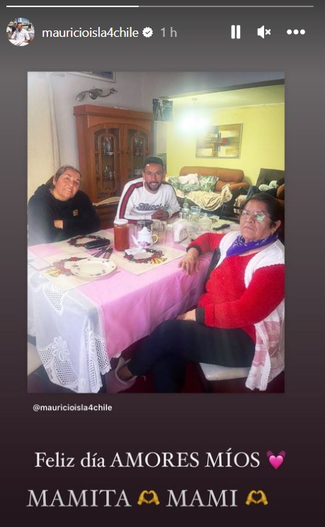 Mauricio Isla realizó un nuevo saludo del Día de la Madre
