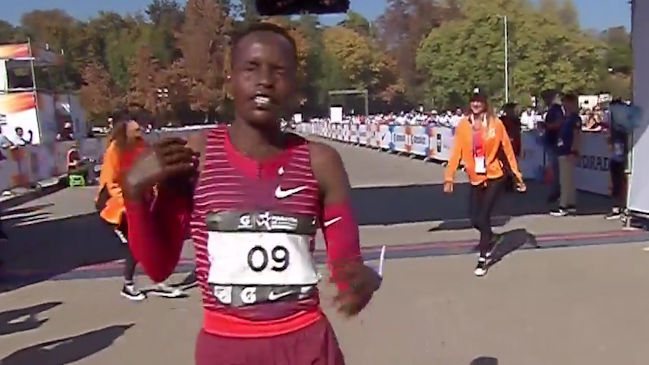 Salina Jebet finalizó exhausta tras ganar en damas en el Maratón de Santiago