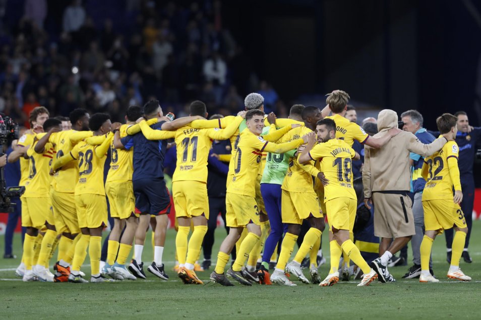 Hinchas de Espanyol ingresaron a la cancha para evitar celebraciones de FC Barcelona