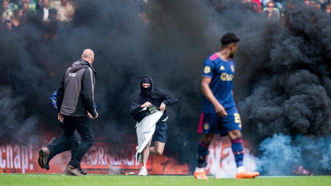 ¡Escándalo en Países Bajos! Hinchas lanzaron bombas de humo negro tras el descenso de su equipo