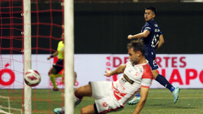 Alexander Aravena definió con frialdad para el tercer gol de la UC ante Copiapó