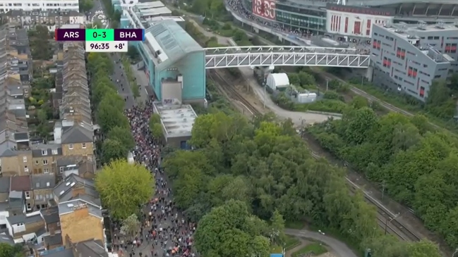 Hinchas de Arsenal abandonaron en masa el estadio antes del final del partido con Brighton