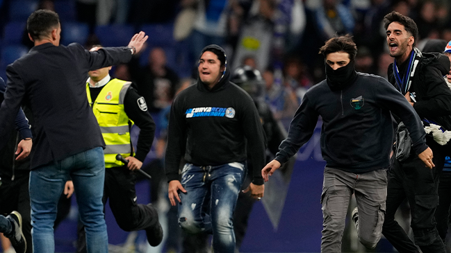 Político fue sorprendido causando desmanes en invasión a la cancha: Renunció