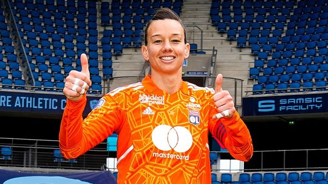 ¡Gigante! Christiane Endler fue elegida por tercer año consecutivo como mejor arquera de Francia