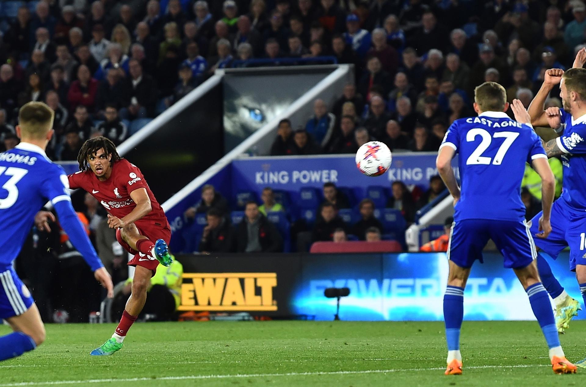 Trent Alexander-Arnold anotó un golazo de tiro libre en triunfo de Liverpool sobre Leicester