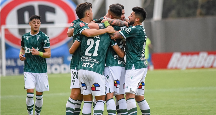Santiago Wanderers aprovechó la ventaja numérica para batir a Antofagasta