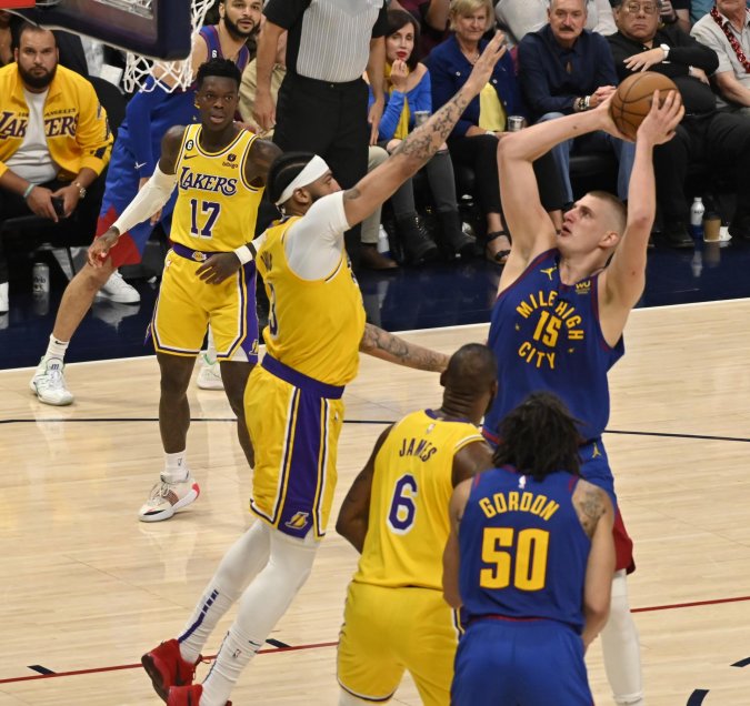 Denver Nuggets respondió como local y tomó la ventaja ante Los Angeles Lakers