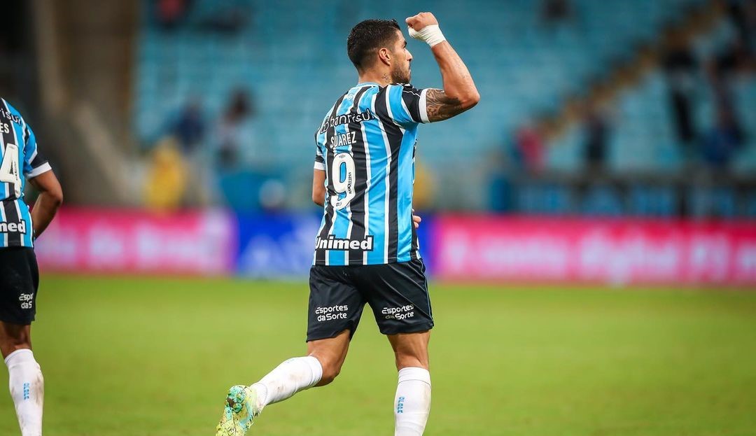 ¿Al Puskas? Luis Suárez anotó tremendo golazo en empate de Gremio ante Cruzeiro
