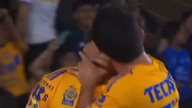 Jugadores de Tigres festejaron con efusivo beso un gol que terminó siendo anulado
