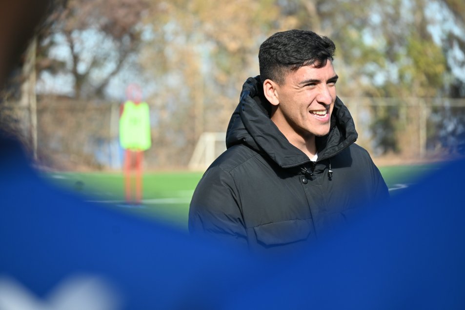 Marcelino Núñez visitó San Carlos de Apoquindo y compartió con plantel de proyección de la UC