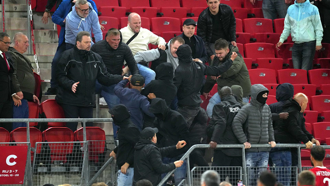 Jugadores de West Ham pelearon con hinchas de AZ Alkmaar para proteger a sus familiares