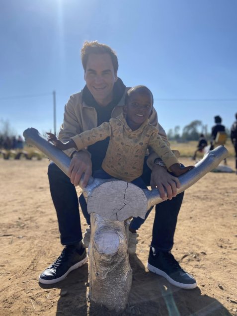 Federer visitó a niños en riesgo social de Lesoto por su campaña “Preparación para la Escuela”